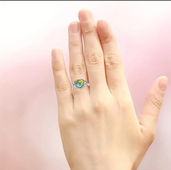 Mood Ring Heart Shaped Temperature. Sensing Color Changing. New In the package. - Picture 9 of 11